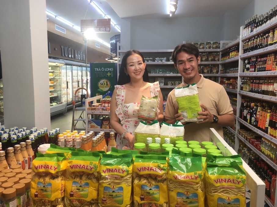 Filming Vietnamese talents do grocery shopping