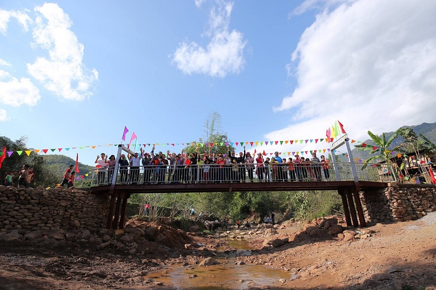 women contribution building new bridge at son la